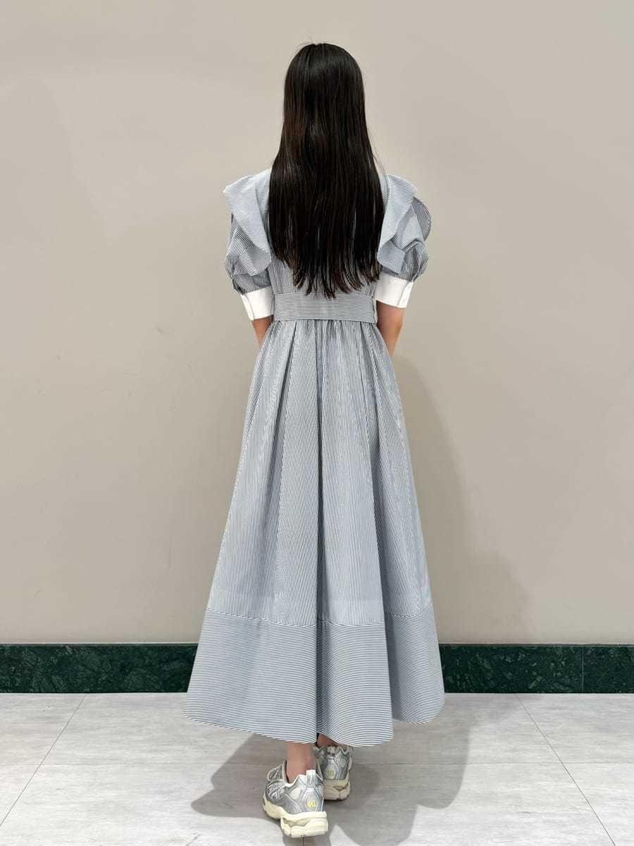 その他のワンピース、ブラック系のボストンバッグ、シルバー系のスニーカーを着用したレディースの冬コーディネートの3枚目の写真