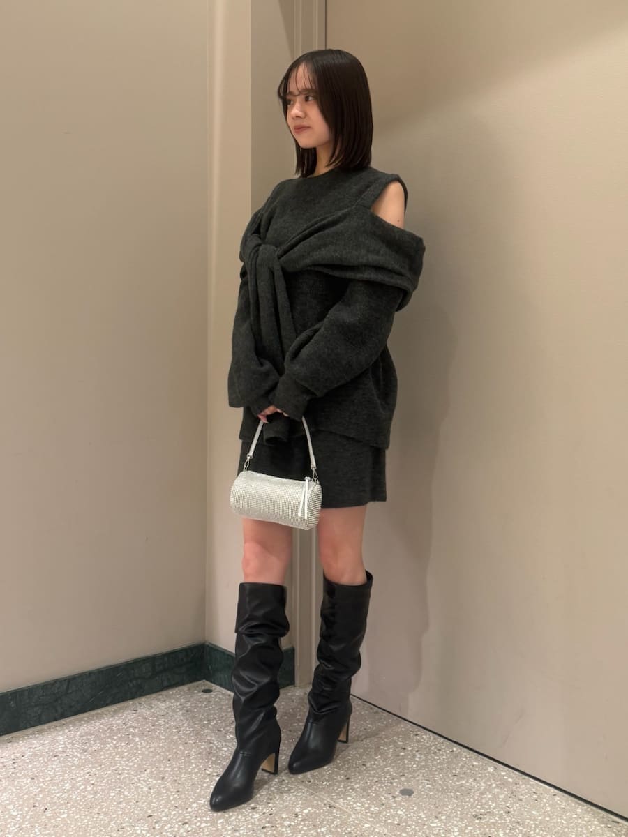 グレー系のその他パンツ、グレー系のニット/セーターを着用したレディースの冬コーディネートの2枚目の写真