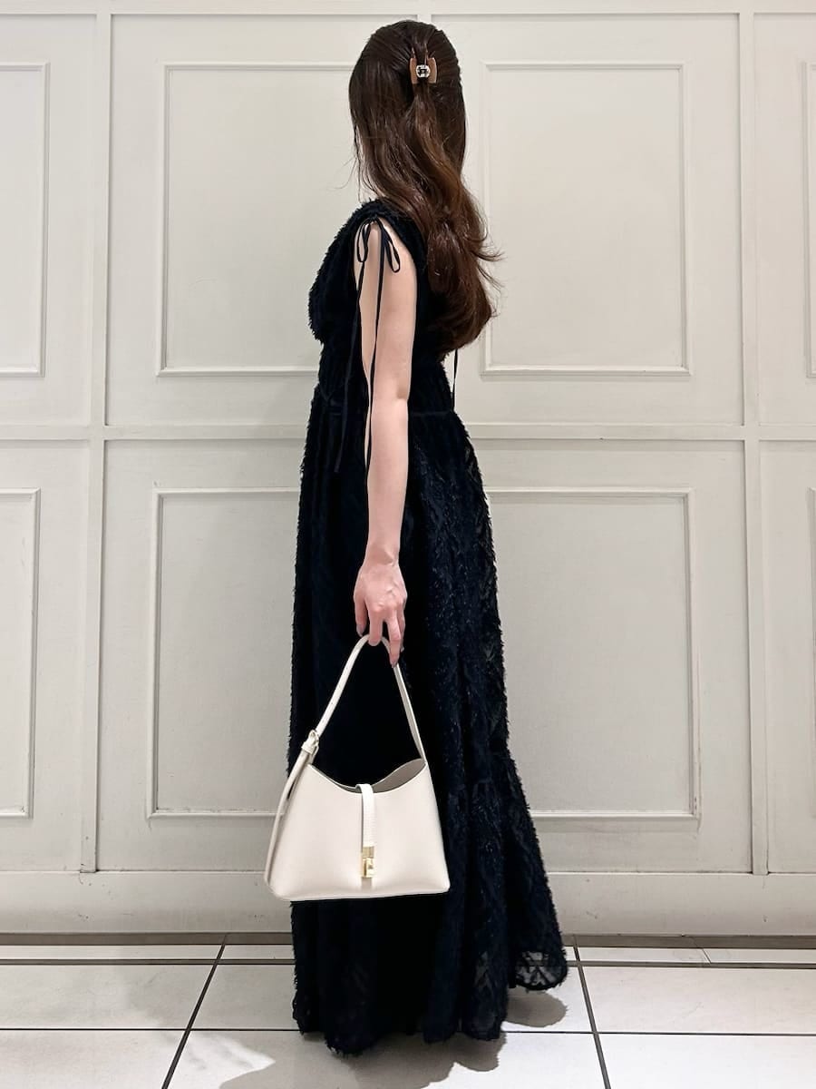 ブルー系のワンピース、ホワイト系のハンドバッグ、ブラック系のサンダルを着用したレディースの夏コーディネートの2枚目の写真