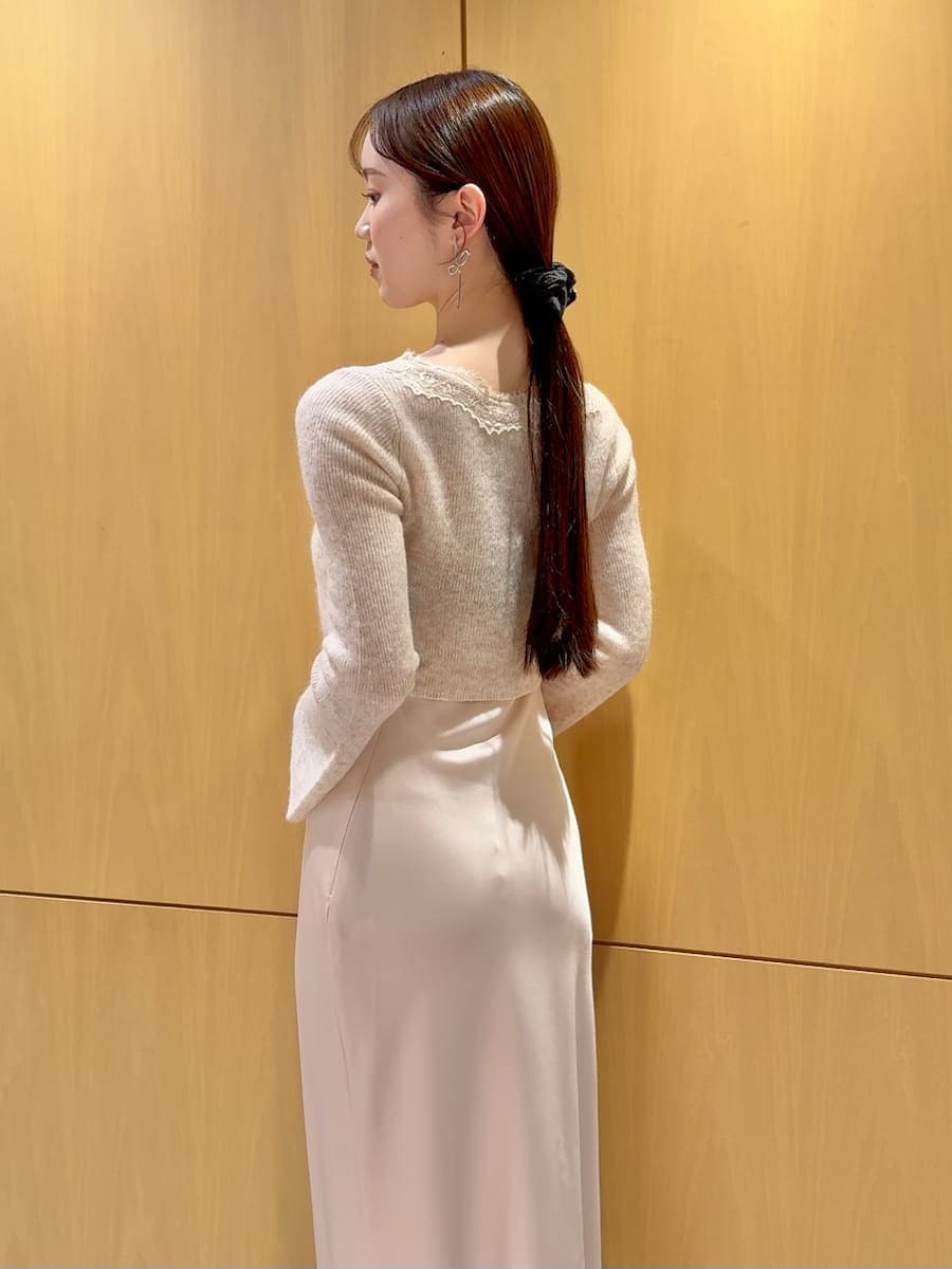 レッド系のブーツ、ピンク系のハンドバッグ、ピンク系のワンピースを着用したレディースの秋コーディネートの5枚目の写真