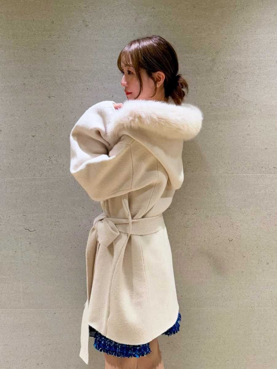 ホワイト系のその他アウター、ブルー系のその他アウター、ホワイト系のニット/セーターを着用したレディースの秋コーディネートの5枚目の写真