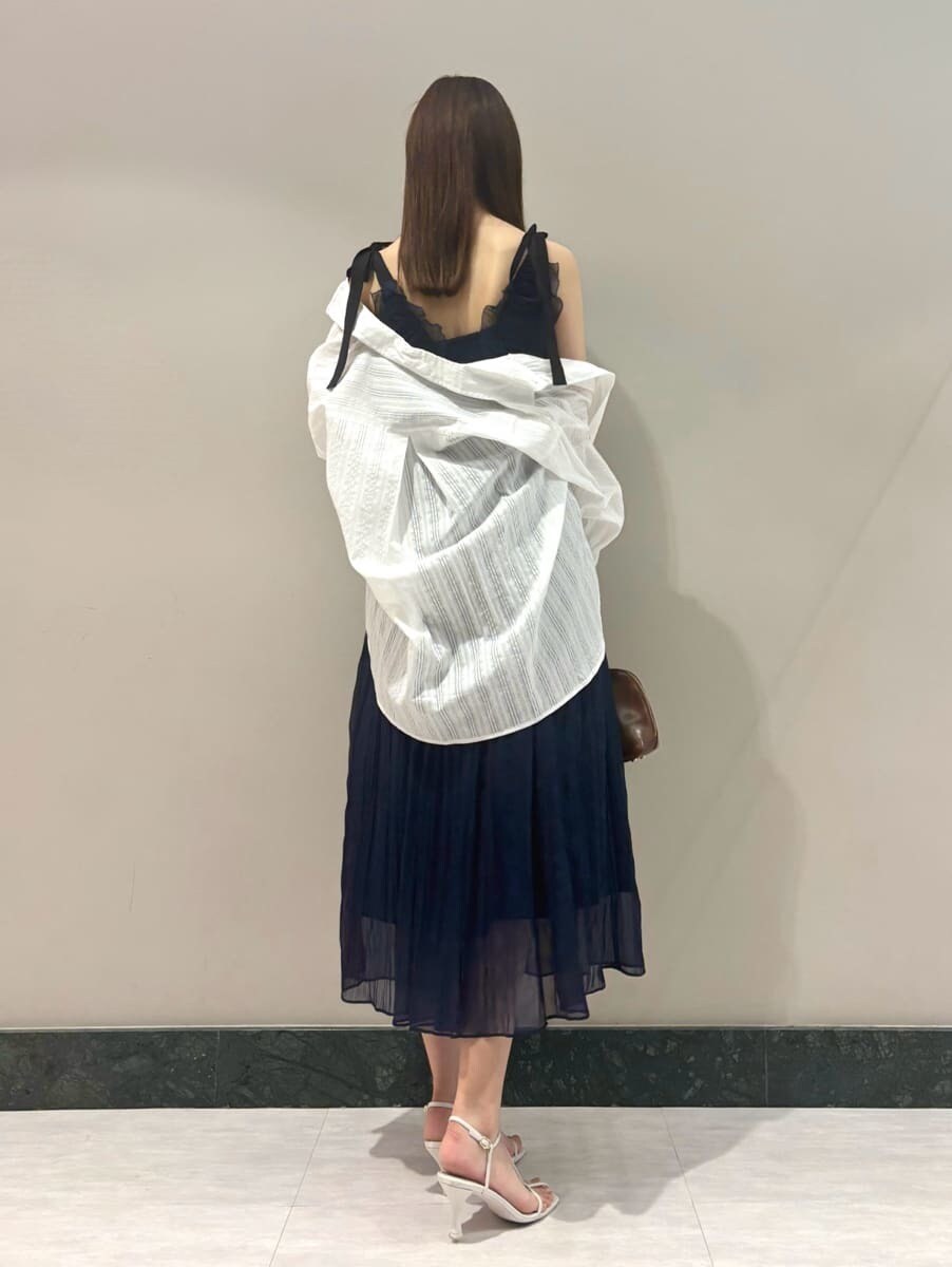 ホワイト系のシャツ/ブラウス、ブルー系のワンピース、ブラウン系のボストンバッグを着用したレディースの夏コーディネートの2枚目の写真