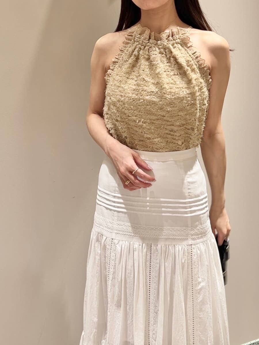 イエロー系のTシャツ/カットソー、ホワイト系のスカート、ブラック系のショルダーバッグを着用したレディースの夏コーディネートの4枚目の写真