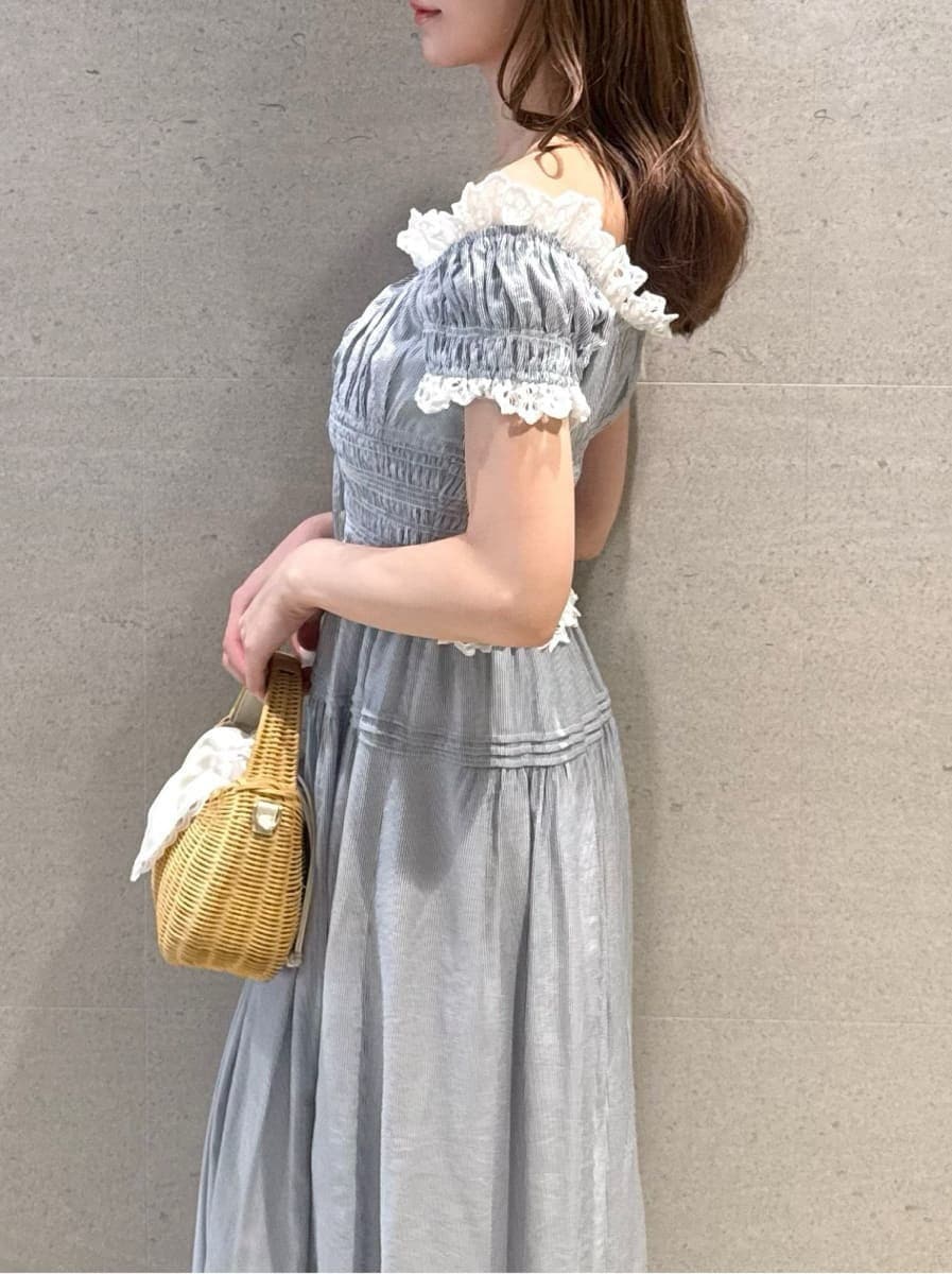 ホワイト系のかごバッグ、その他のワンピース、その他のサンダルを着用したレディースの夏コーディネートの4枚目の写真