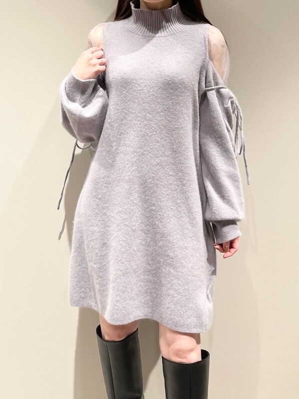 その他のその他アウター、パープル系のワンピース、ブラック系のショルダーバッグを着用したレディースの冬コーディネートの6枚目の写真