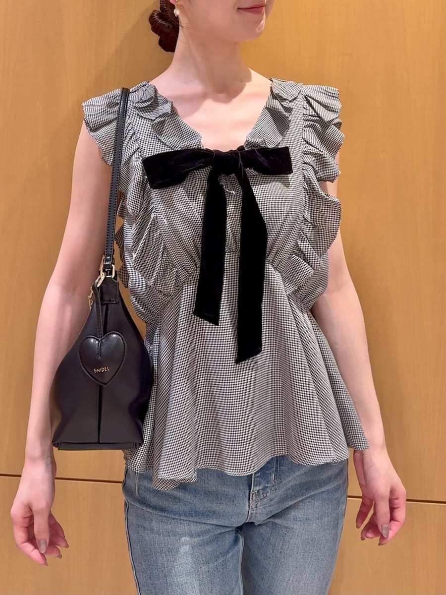 その他のシャツ/ブラウス、ブラウン系のサンダル、ブラック系のショルダーバッグを着用したレディースの夏コーディネートの4枚目の写真