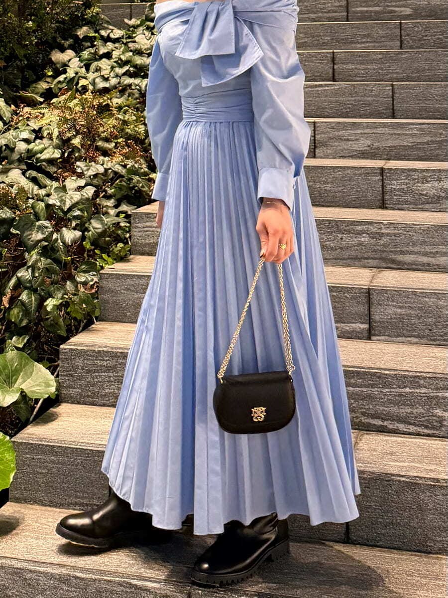 ブルー系のワンピース、ブラック系のショルダーバッグを着用したレディースの春コーディネートの8枚目の写真