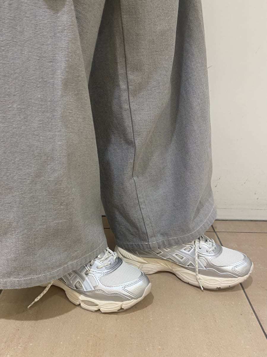 グレー系のデニムパンツ、レッド系のカーディガン/ボレロ、シルバー系のスニーカーを着用したレディースの冬コーディネートの8枚目の写真