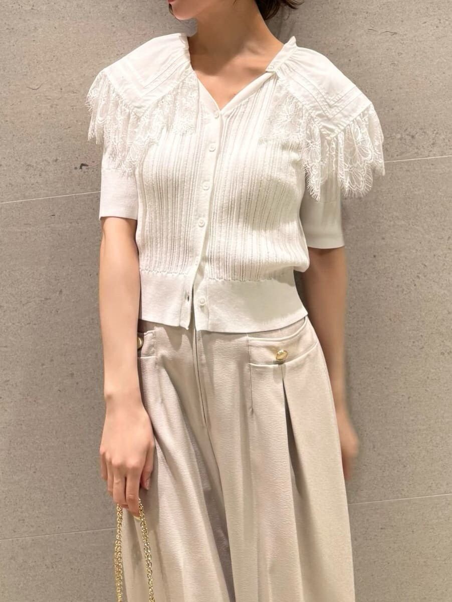 ベージュ系のその他パンツ、ホワイト系のカーディガン/ボレロ、ホワイト系のショルダーバッグを着用したレディースの春コーディネートの3枚目の写真
