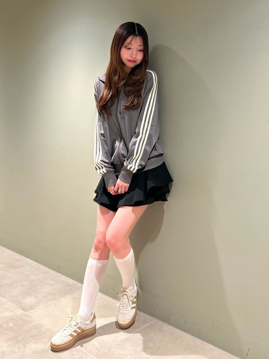 ブラック系のその他パンツを着用したレディースの冬コーディネートの8枚目の写真