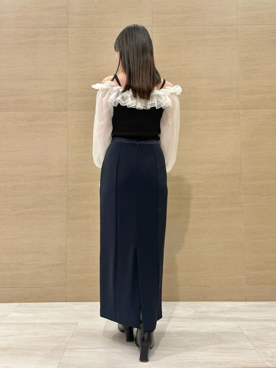 ブルー系のスカート、その他のニット/セーターを着用したレディースの冬コーディネートの3枚目の写真