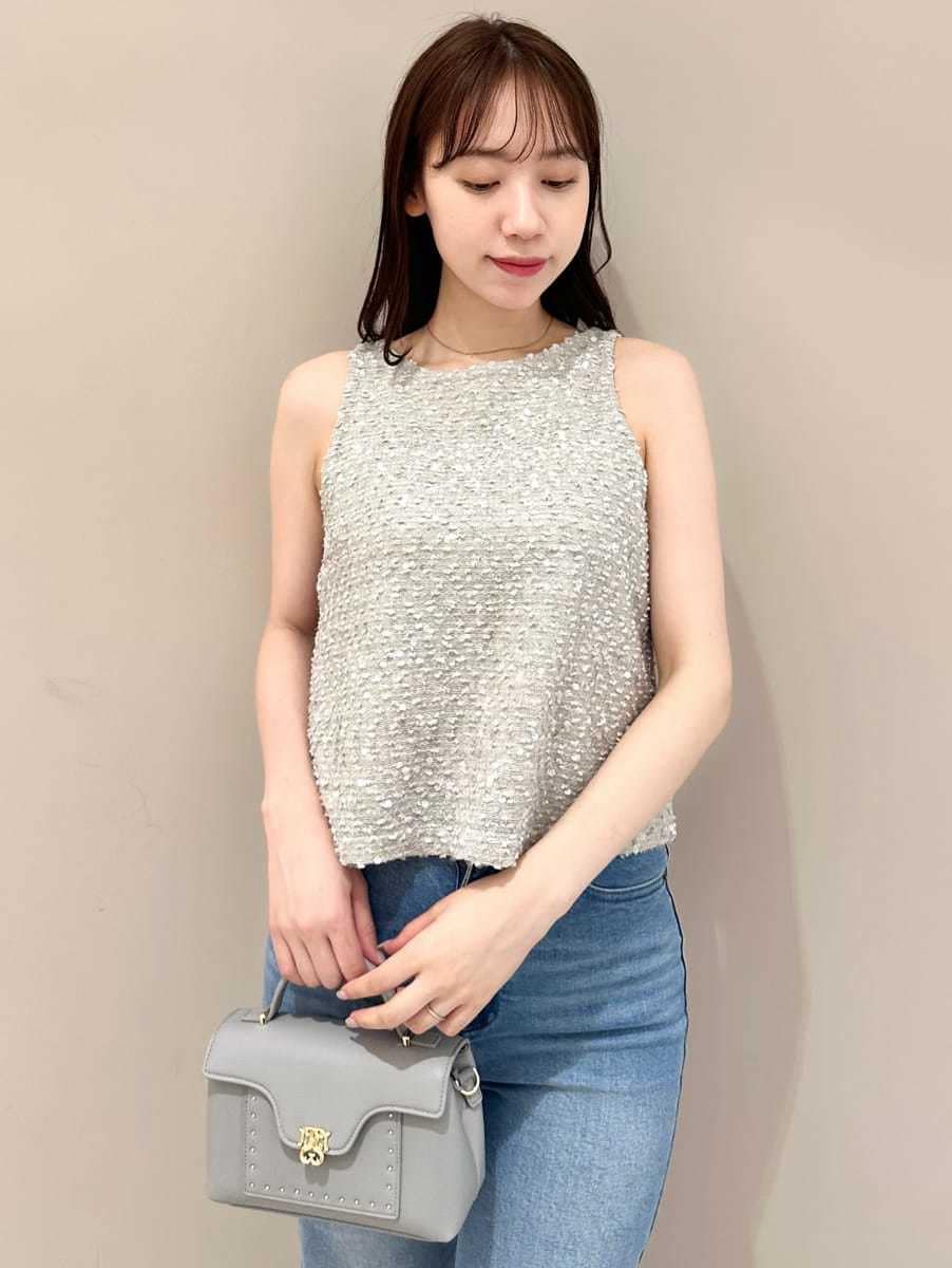 グレー系のタンクトップ、ブルー系のデニムパンツ、ブルー系のショルダーバッグを着用したレディースの夏コーディネートの2枚目の写真