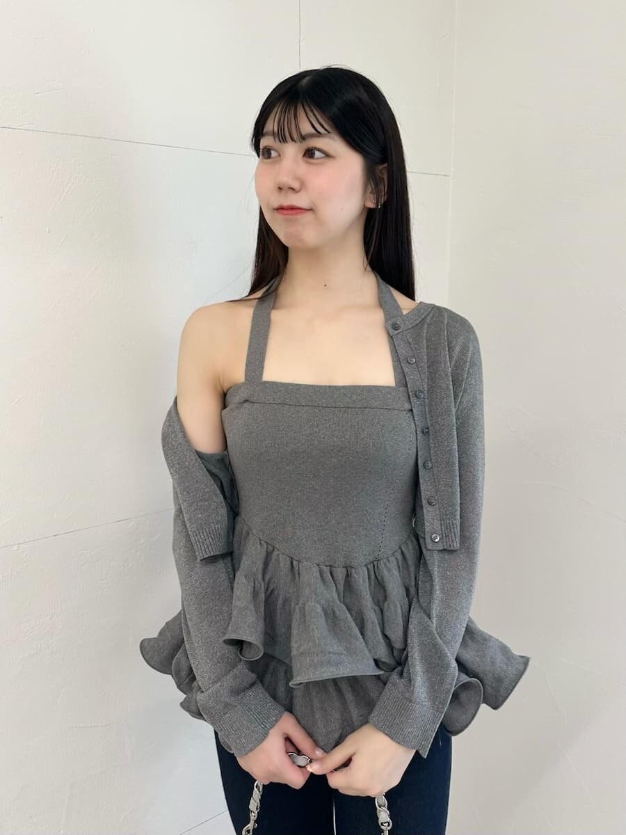 ブラック系のサンダル、シルバー系のニット/セーター、シルバー系のカーディガン/ボレロを着用したレディースの春コーディネートの3枚目の写真