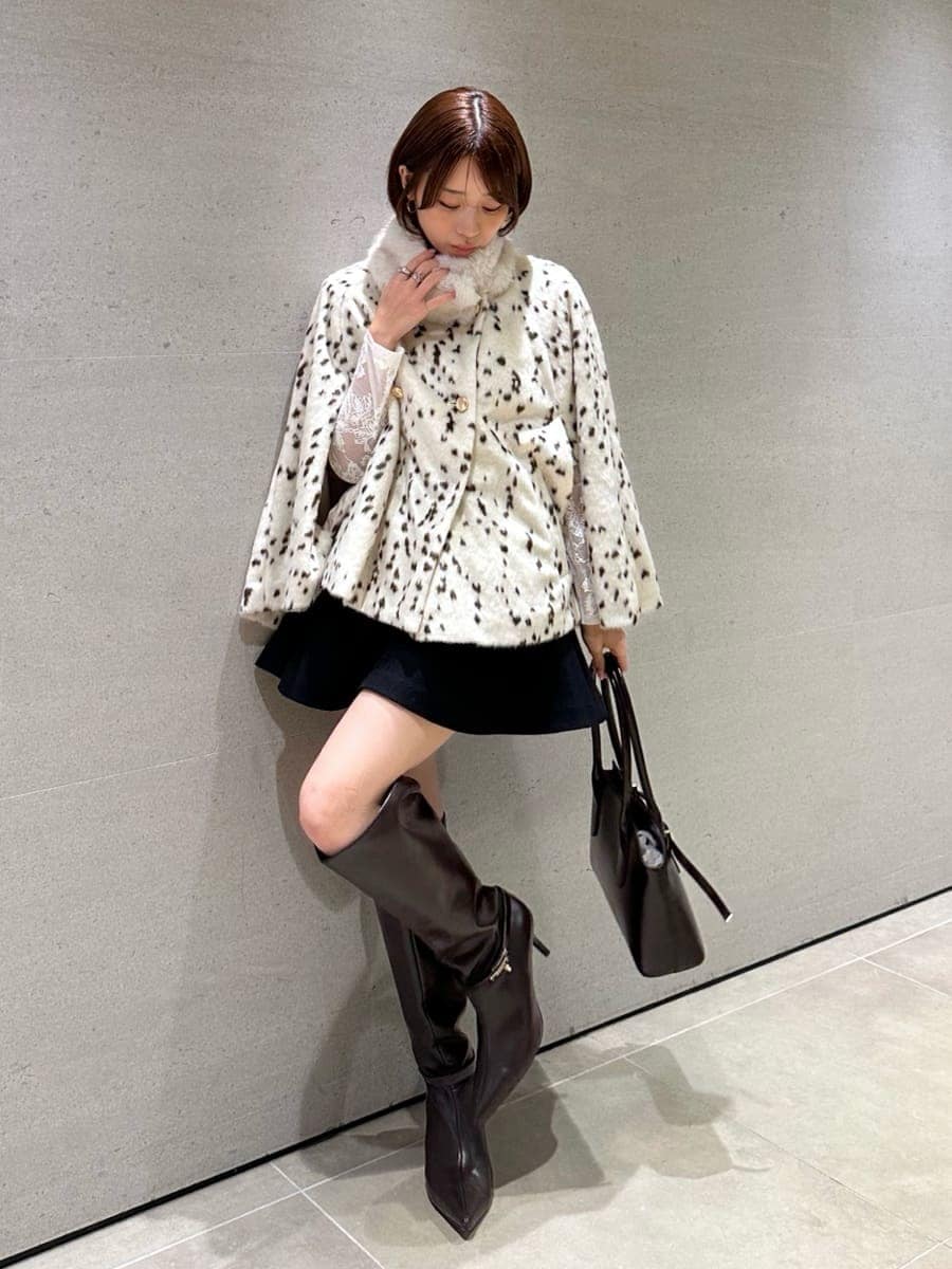 その他のチェスターコート、ブラック系のその他パンツ、ホワイト系のTシャツ/カットソーを着用したレディースの秋コーディネートの9枚目の写真