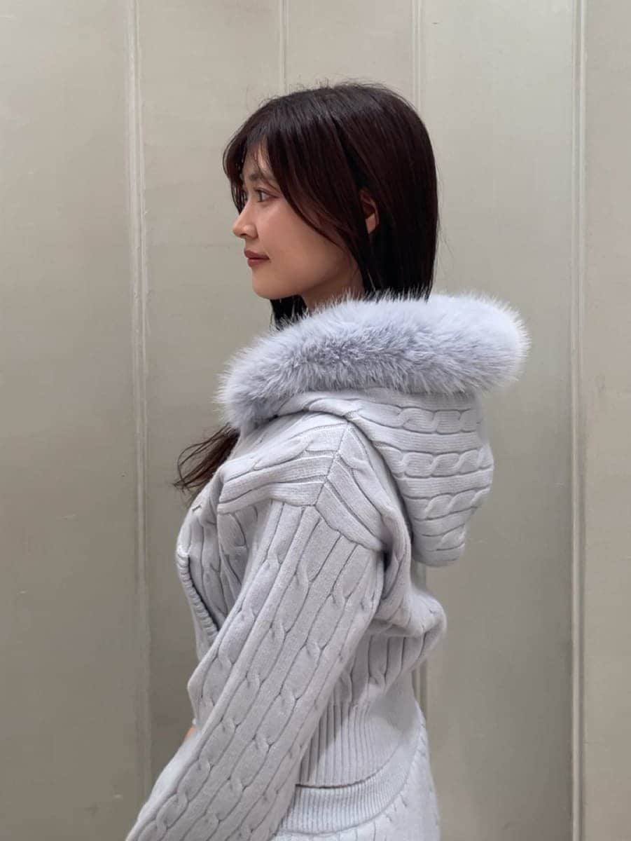 ブルー系のその他パンツ、ブルー系のパーカー、ブラック系のブーツを着用したレディースの秋コーディネートの7枚目の写真