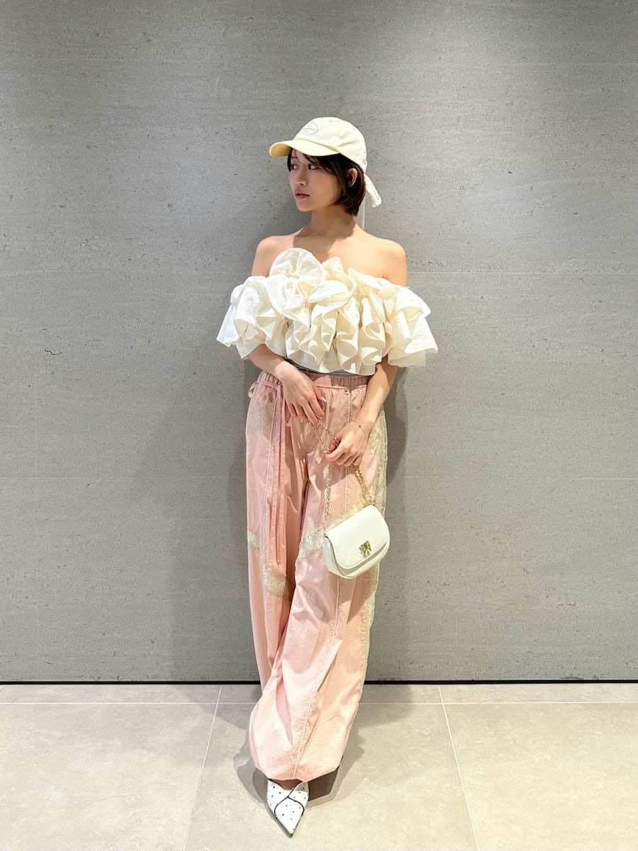 ホワイト系のシャツ/ブラウス、ピンク系のその他パンツ、その他のパンプスを着用したレディースの春コーディネートの4枚目の写真