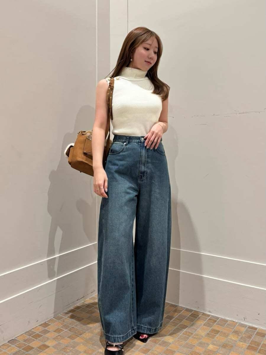 ブルー系のデニムパンツ、ホワイト系のニット/セーター、ブラック系のサンダルを着用したレディースの夏コーディネートの2枚目の写真