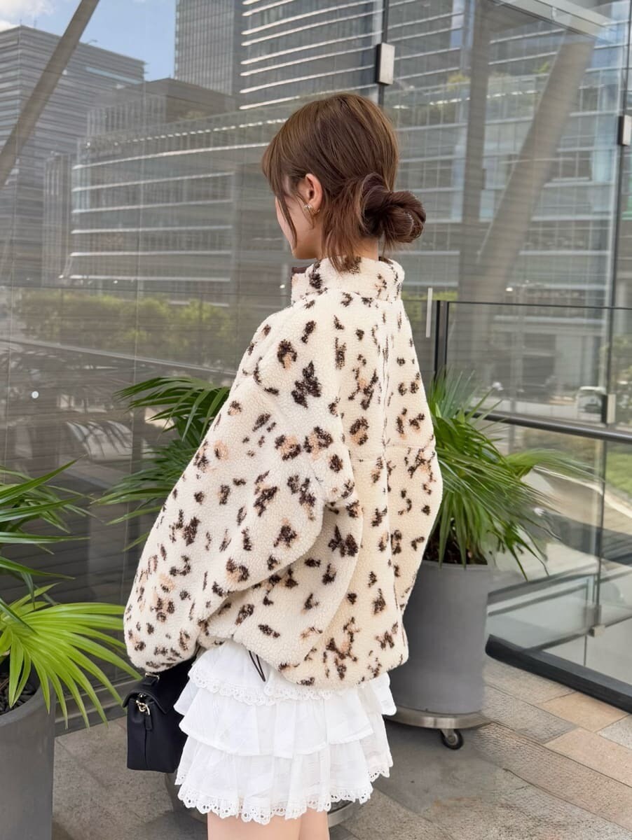 その他のTシャツ/カットソー、ホワイト系のその他パンツ、ブラック系のショルダーバッグを着用したレディースの秋コーディネートの3枚目の写真