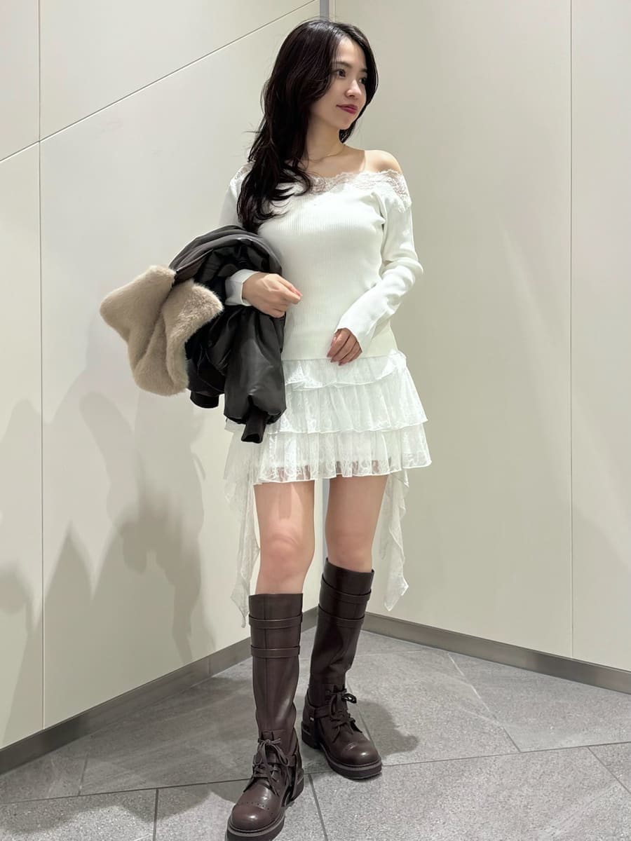 ブラウン系のブルゾン、ホワイト系のその他パンツ、ホワイト系のニット/セーターを着用したレディースの秋コーディネートの10枚目の写真