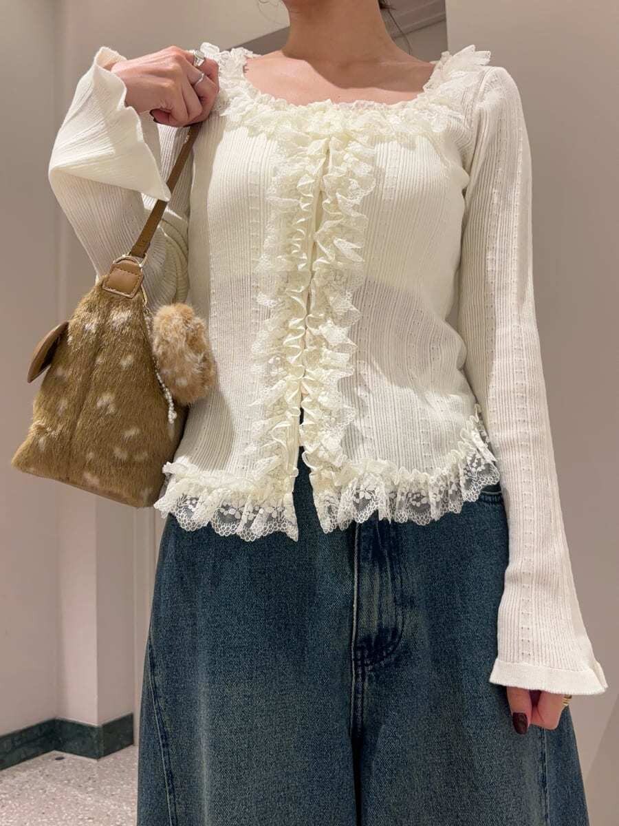 ブルー系のデニムパンツ、ホワイト系のニット/セーター、ブラウン系のサンダルを着用したレディースの夏コーディネートの5枚目の写真