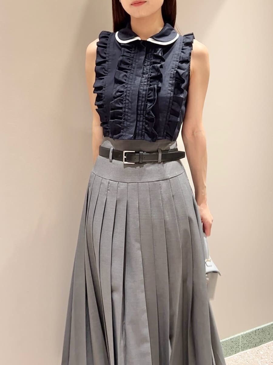 ブルー系のシャツ/ブラウス、グレー系のスカート、ブルー系のショルダーバッグを着用したレディースの夏コーディネートの4枚目の写真