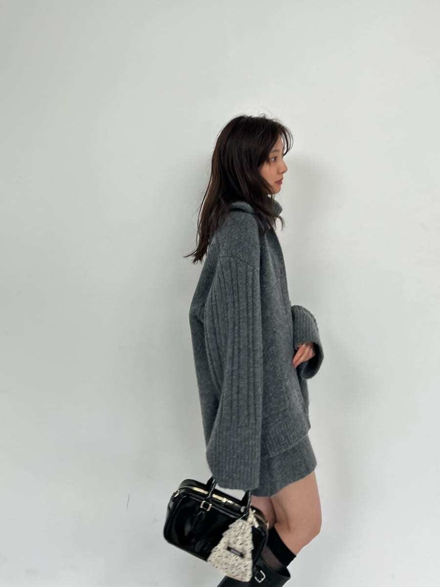 グレー系のカーディガン/ボレロ、グレー系のワンピース、ブラック系のボストンバッグを着用したレディースの夏コーディネートの7枚目の写真