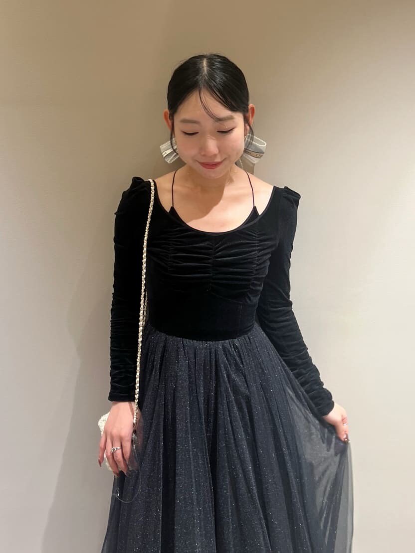 ブラック系のワンピース、ホワイト系のショルダーバッグ、その他のパンプスを着用したレディースの秋コーディネートの4枚目の写真