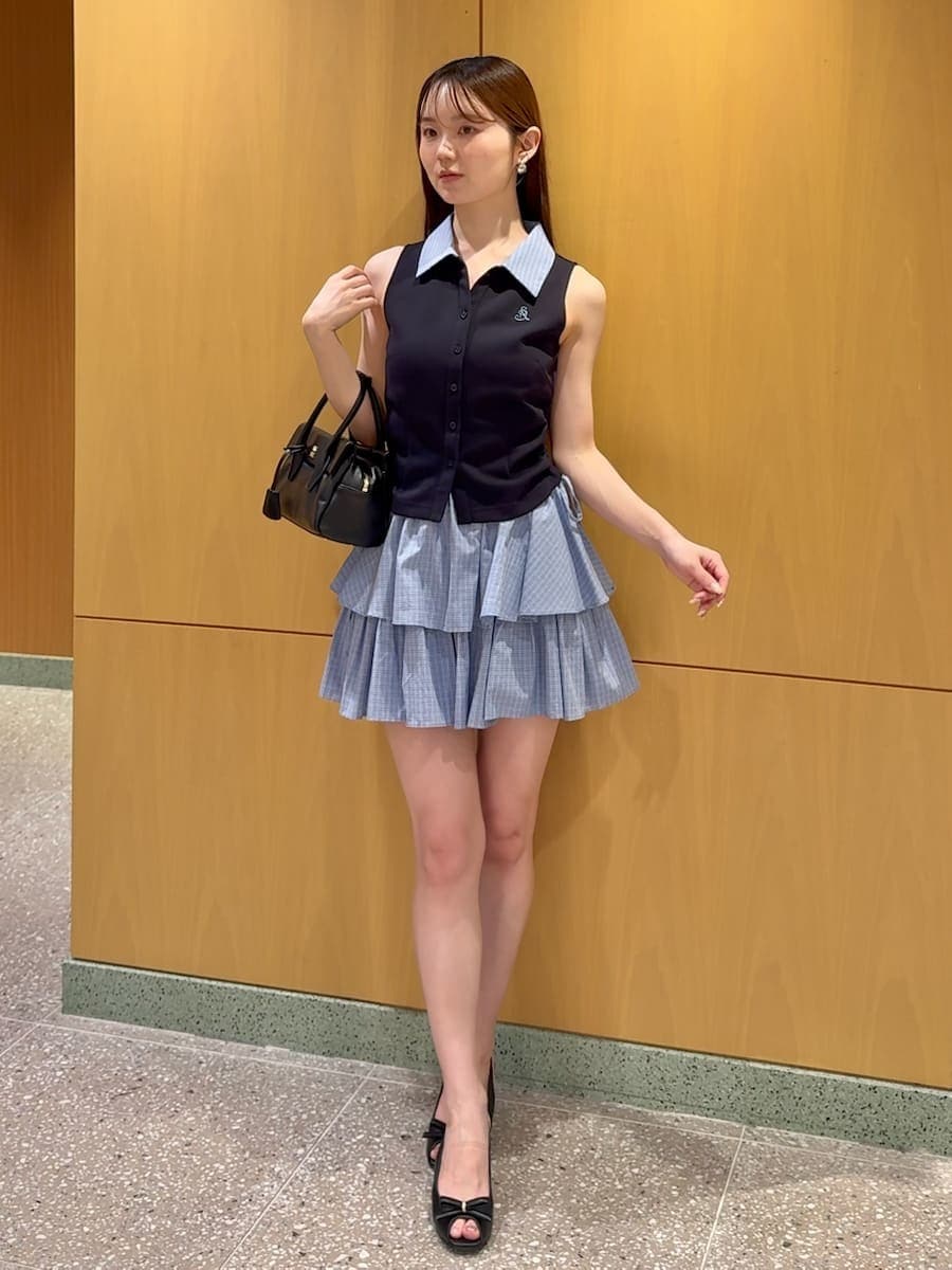 ブルー系のワンピース、ブラック系のボストンバッグを着用したレディースの夏コーディネートの2枚目の写真