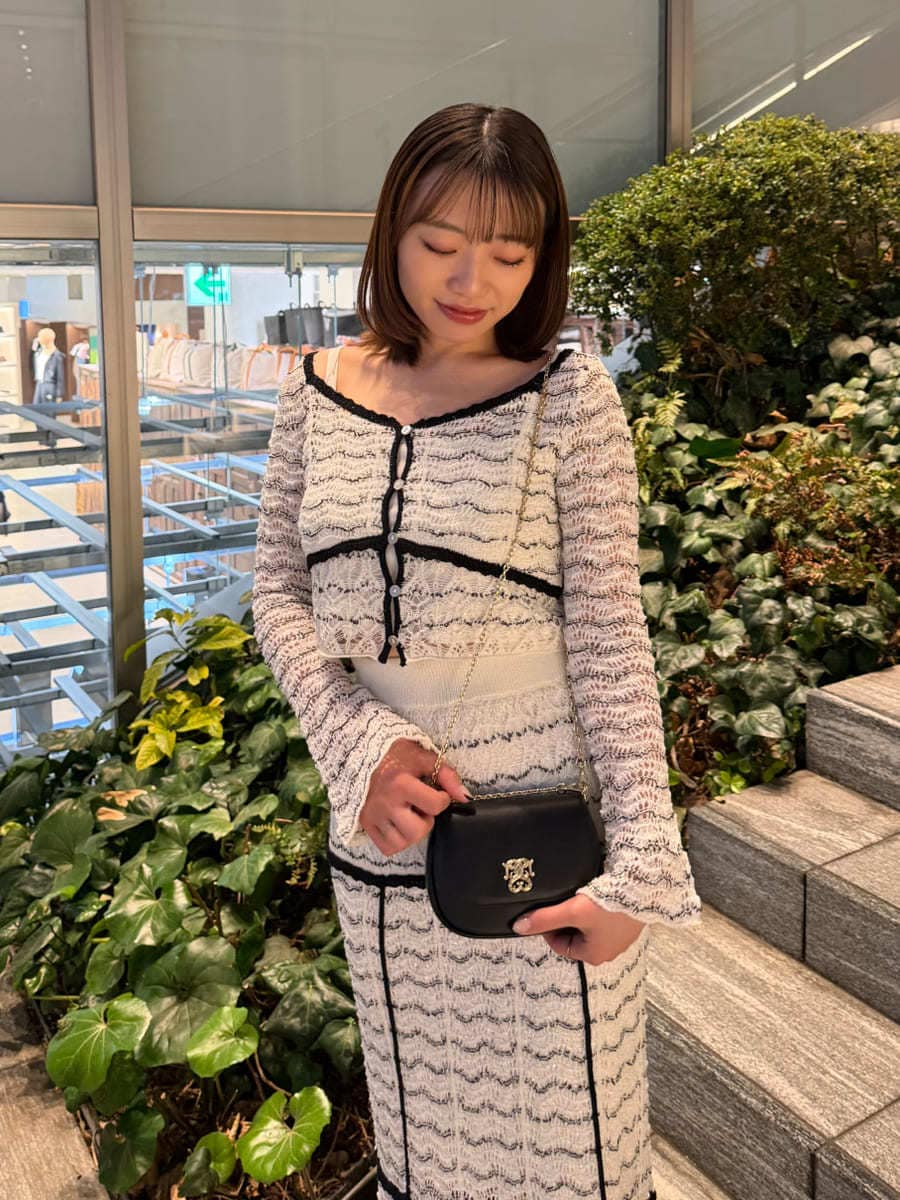 その他のスカート、その他のニット/セーター、ブラック系のショルダーバッグを着用したレディースの春コーディネートの6枚目の写真