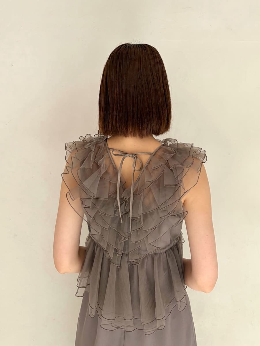 ベージュ系のハンドバッグ、グレー系のドレスを着用したレディースの春コーディネートの5枚目の写真