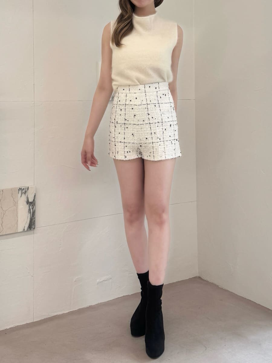 ホワイト系のノーカラージャケット、ホワイト系のその他パンツ、ホワイト系のTシャツ/カットソーを着用したレディースの秋コーディネートの4枚目の写真