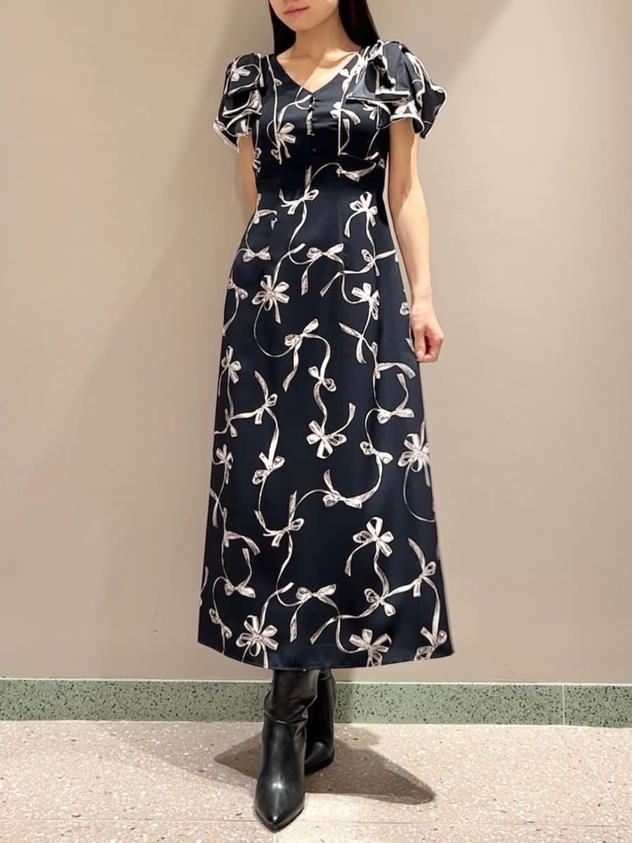 ホワイト系のカーディガン/ボレロ、ブルー系のワンピースを着用したレディースの秋コーディネートの7枚目の写真