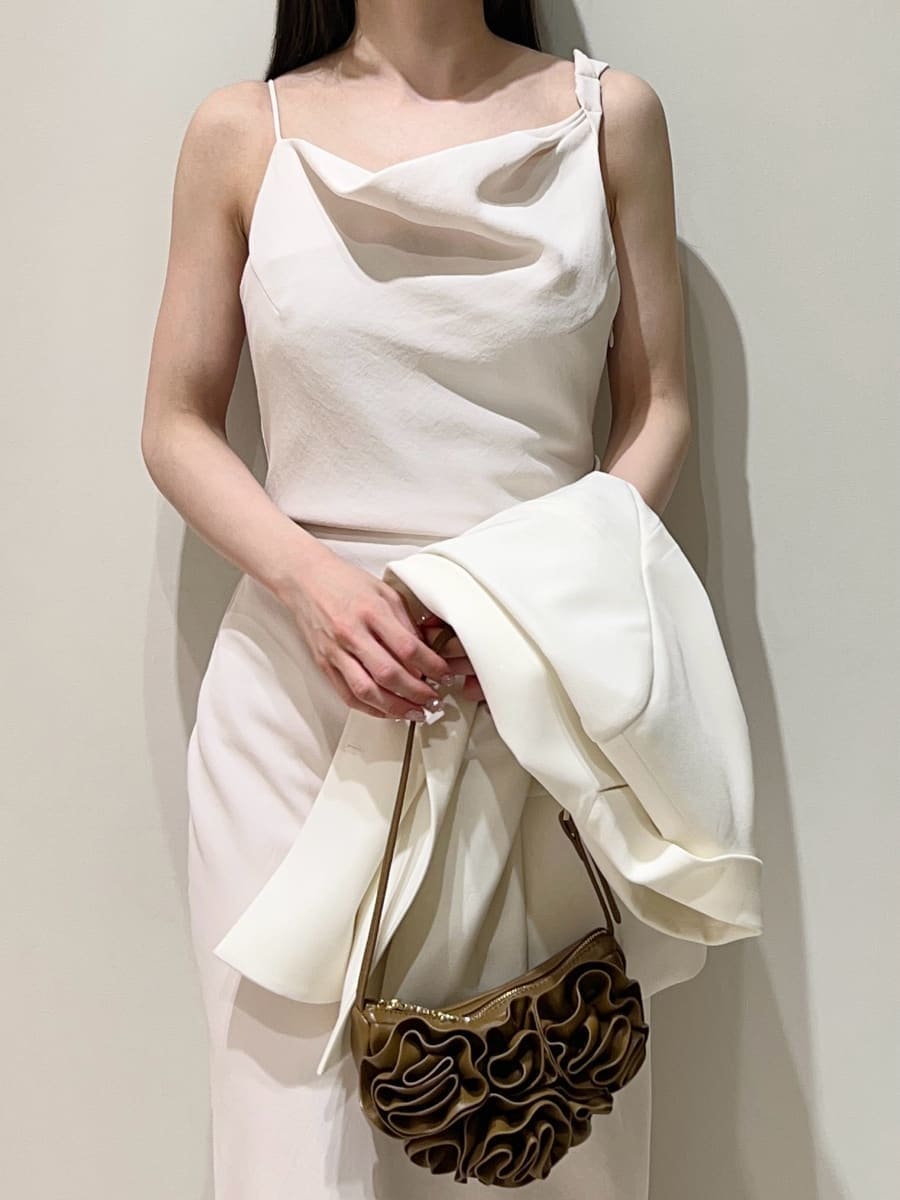 ホワイト系のテーラードジャケット、ホワイト系のワンピース、ブラウン系のパンプスを着用したレディースの春コーディネートの5枚目の写真