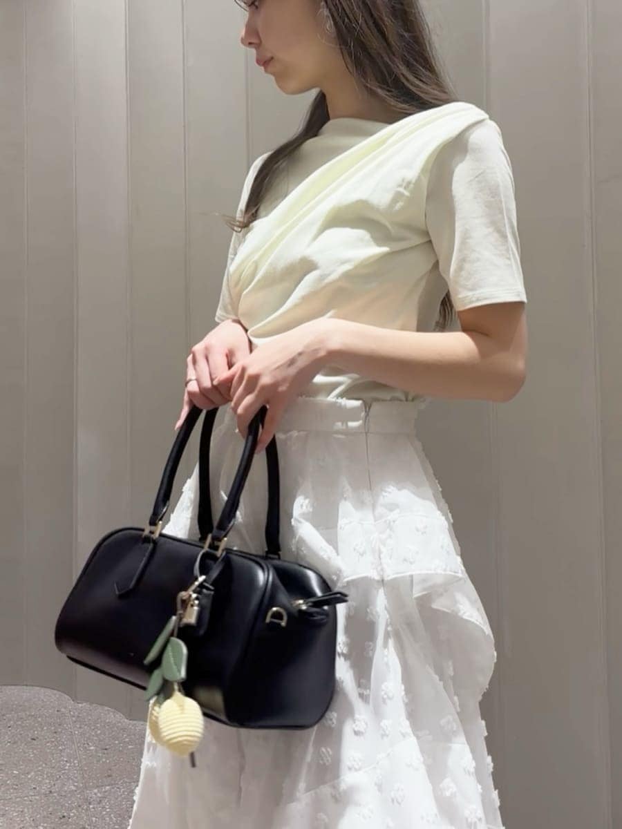 その他のスカート、グリーン系のTシャツ/カットソー、ブラック系のボストンバッグを着用したレディースの春コーディネートの5枚目の写真