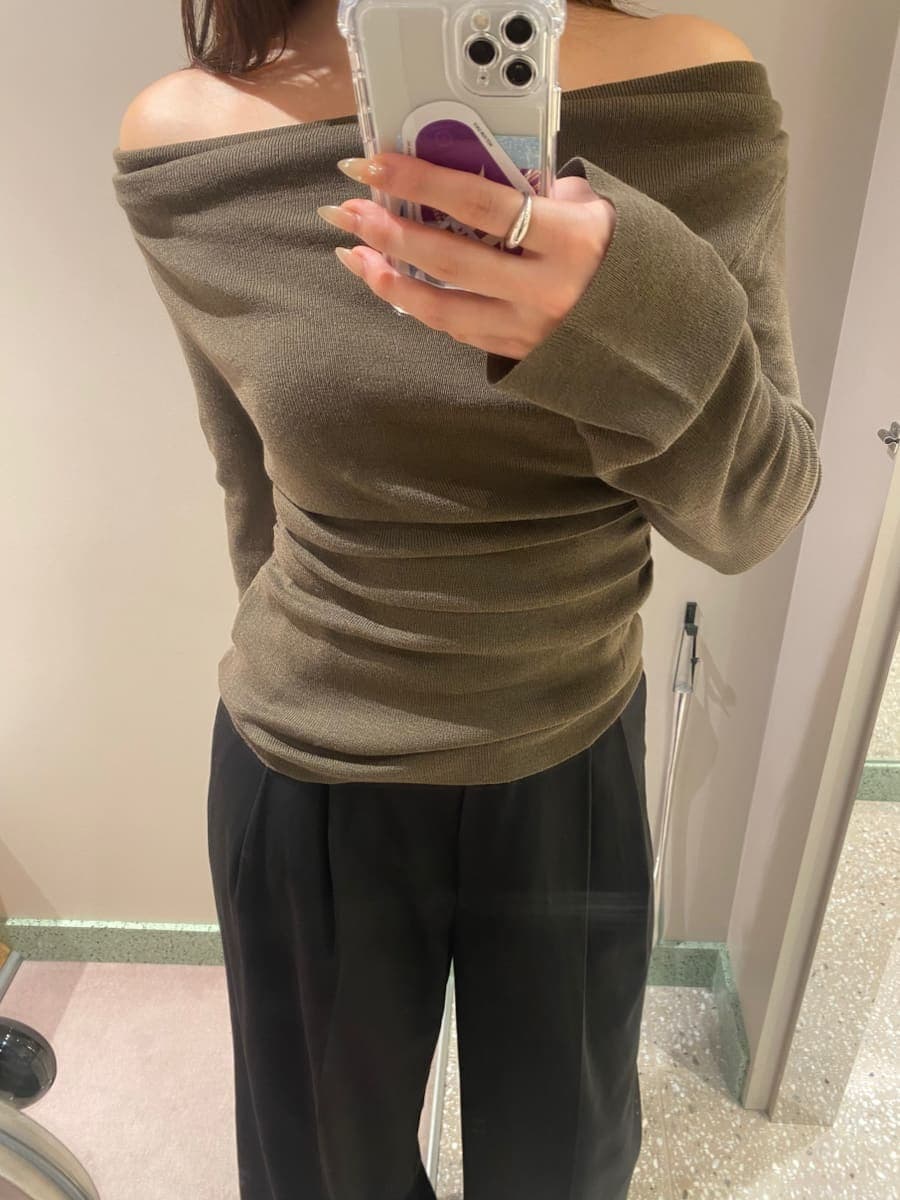 ブラック系のその他パンツ、ブラウン系のニット/セーター、ブラック系のブーツを着用したレディースの秋コーディネートの7枚目の写真