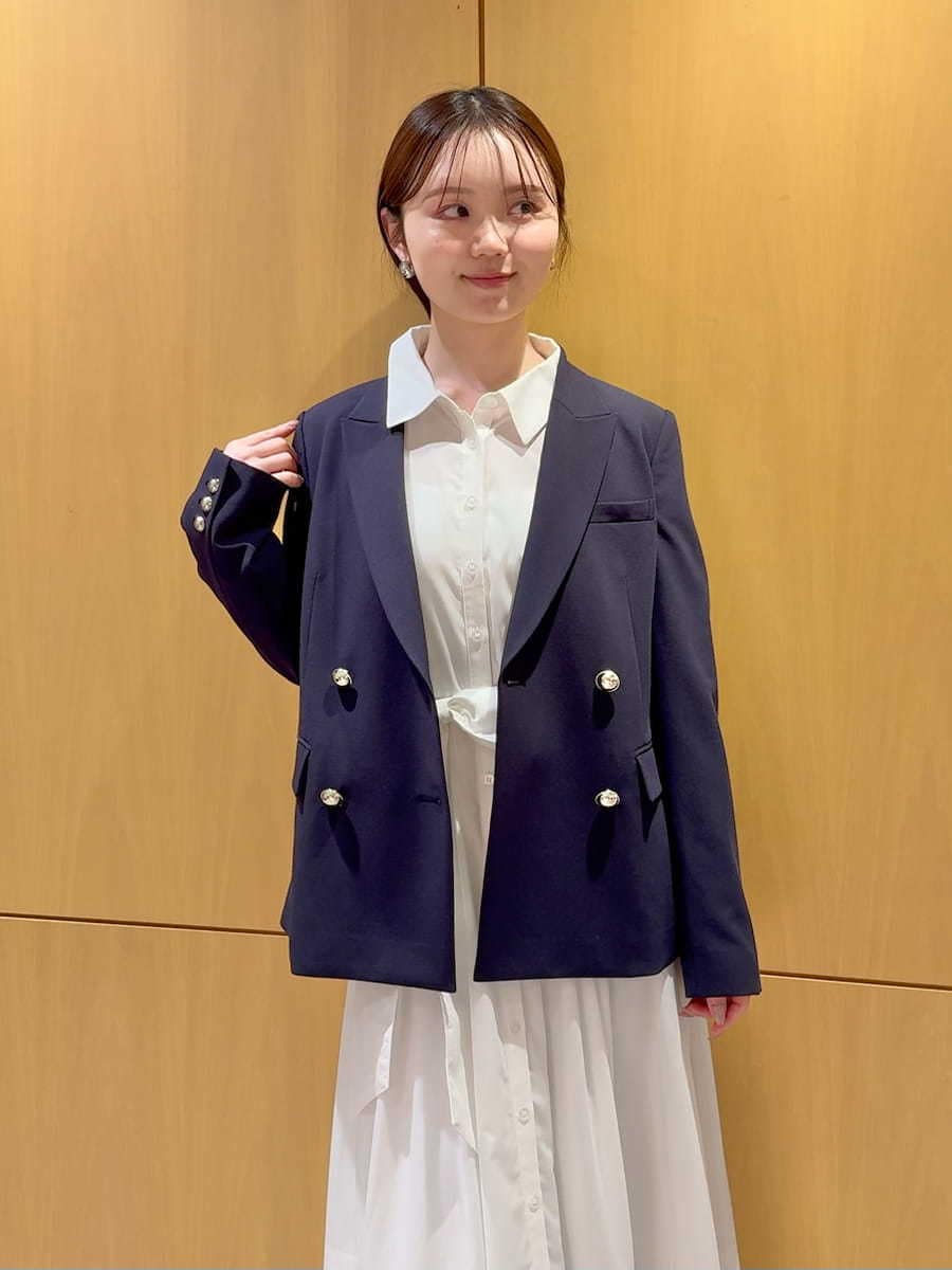 ブルー系のテーラードジャケット、ホワイト系のワンピース、その他のパンプスを着用したレディースの冬コーディネートの7枚目の写真