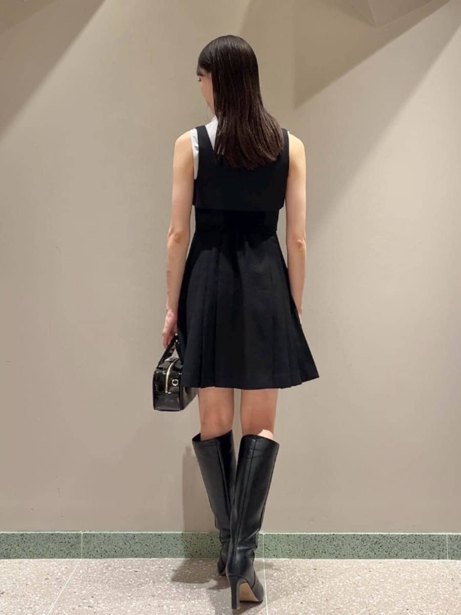 グレー系のノーカラージャケット、ブラック系のワンピース、ブラック系のブーツを着用したレディースの秋コーディネートの10枚目の写真