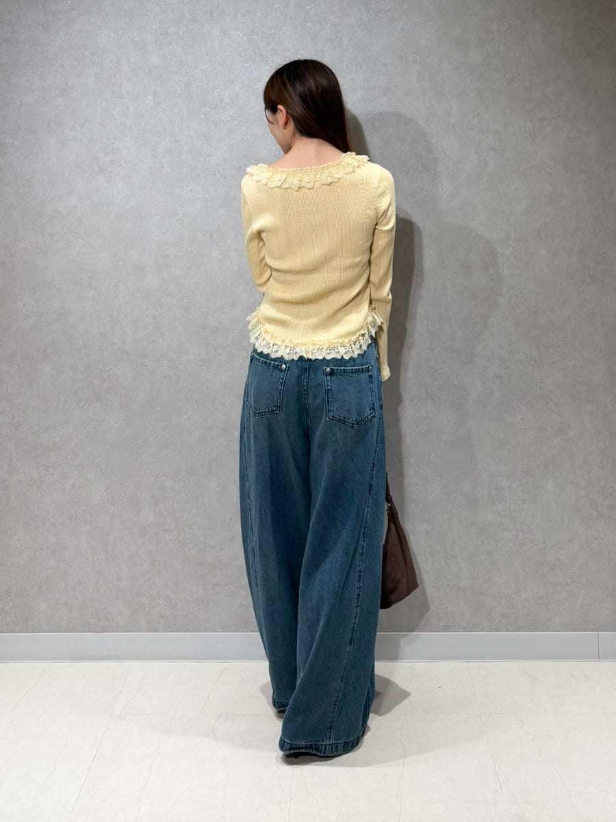 ブルー系のデニムパンツ、イエロー系のニット/セーター、ブラウン系のサンダルを着用したレディースの夏コーディネートの4枚目の写真