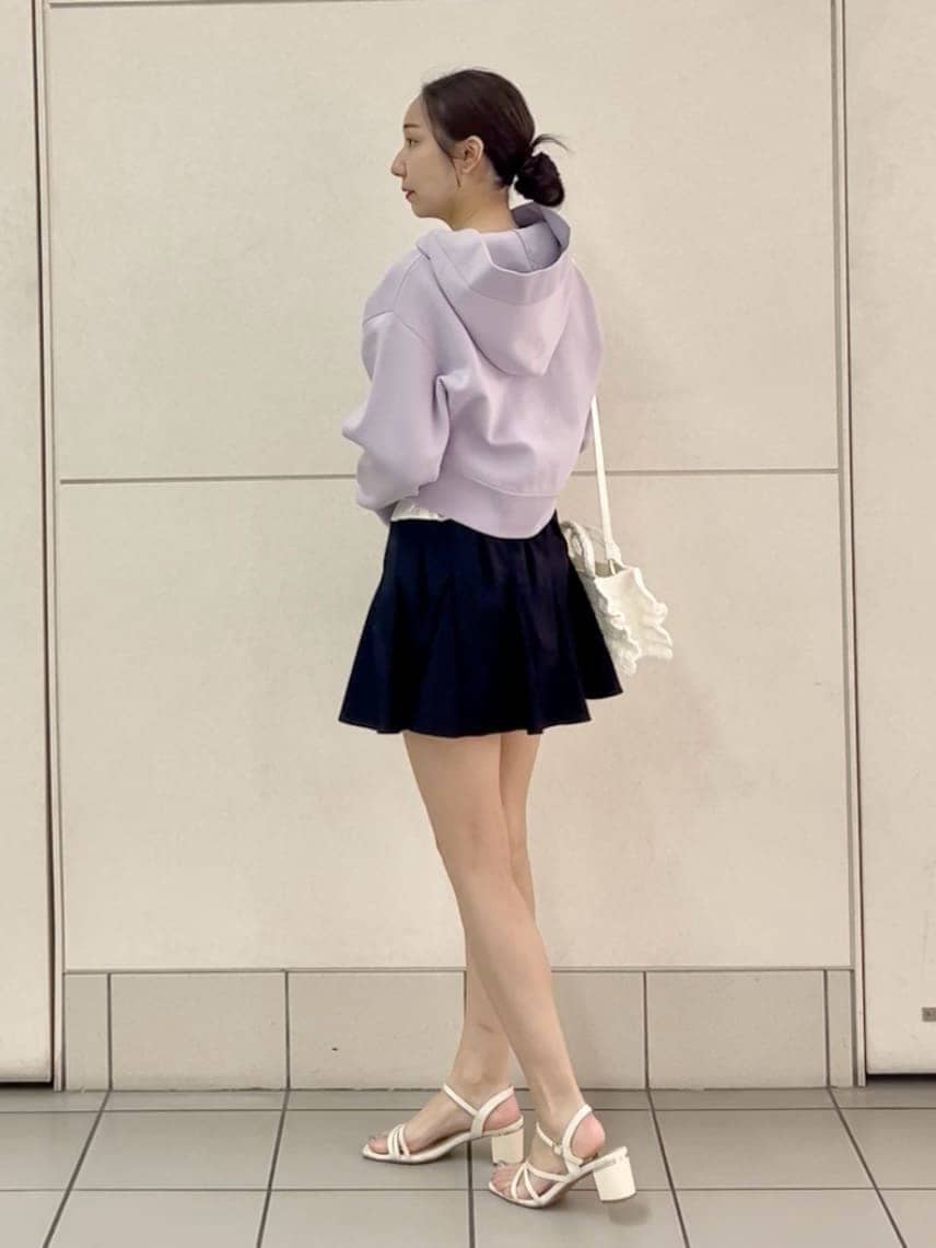ブルー系のその他パンツ、パープル系のパーカー、ホワイト系のショルダーバッグを着用したレディースの春コーディネートの3枚目の写真