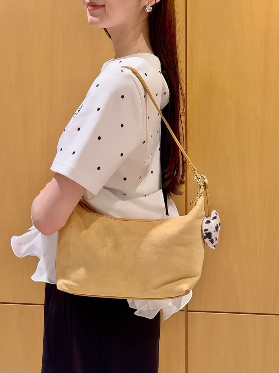 その他のTシャツ/カットソー、ブラック系のその他パンツ、ブラック系のサンダルを着用したレディースの夏コーディネートの6枚目の写真