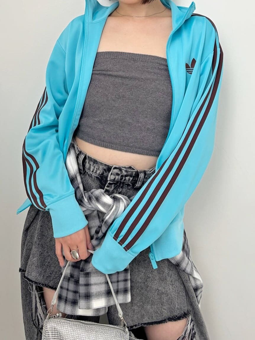 グレー系のデニムパンツ、ブラック系のシャツ/ブラウス、ブラック系のブーツを着用したレディースの秋コーディネートの8枚目の写真