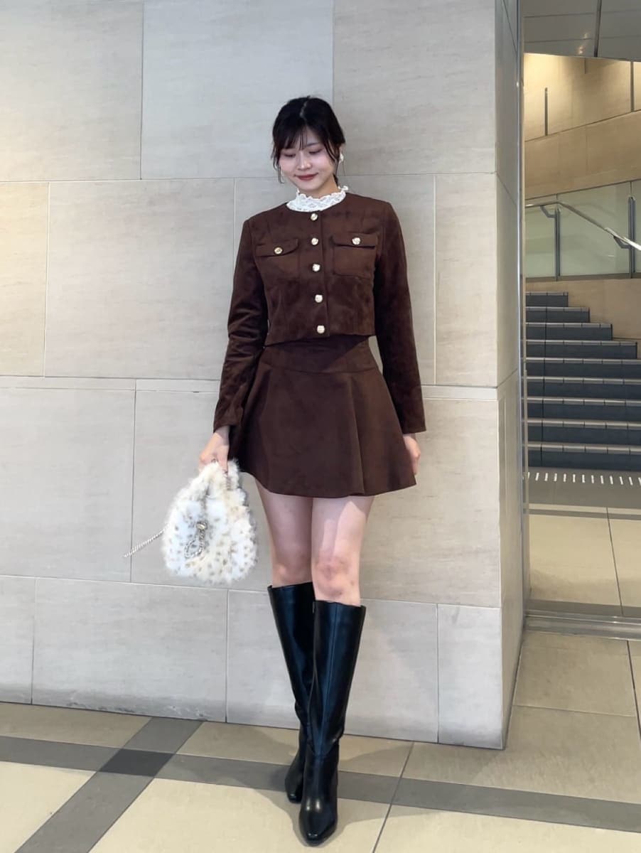 ブラウン系のノーカラージャケット、ブラウン系のその他パンツ、その他のTシャツ/カットソーを着用したレディースの秋コーディネートの3枚目の写真
