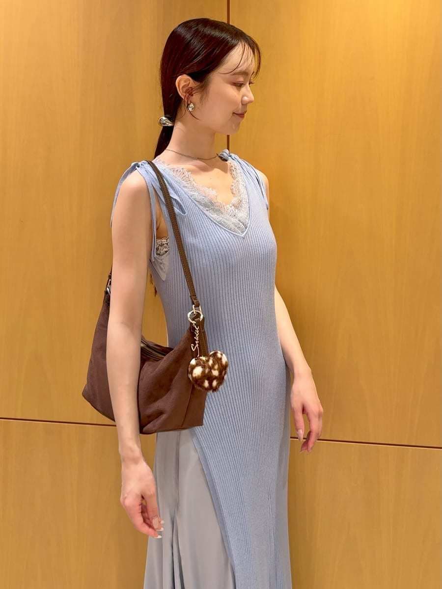 ブルー系のワンピース、ブラウン系のサンダル、ブラウン系のショルダーバッグを着用したレディースの夏コーディネートの6枚目の写真
