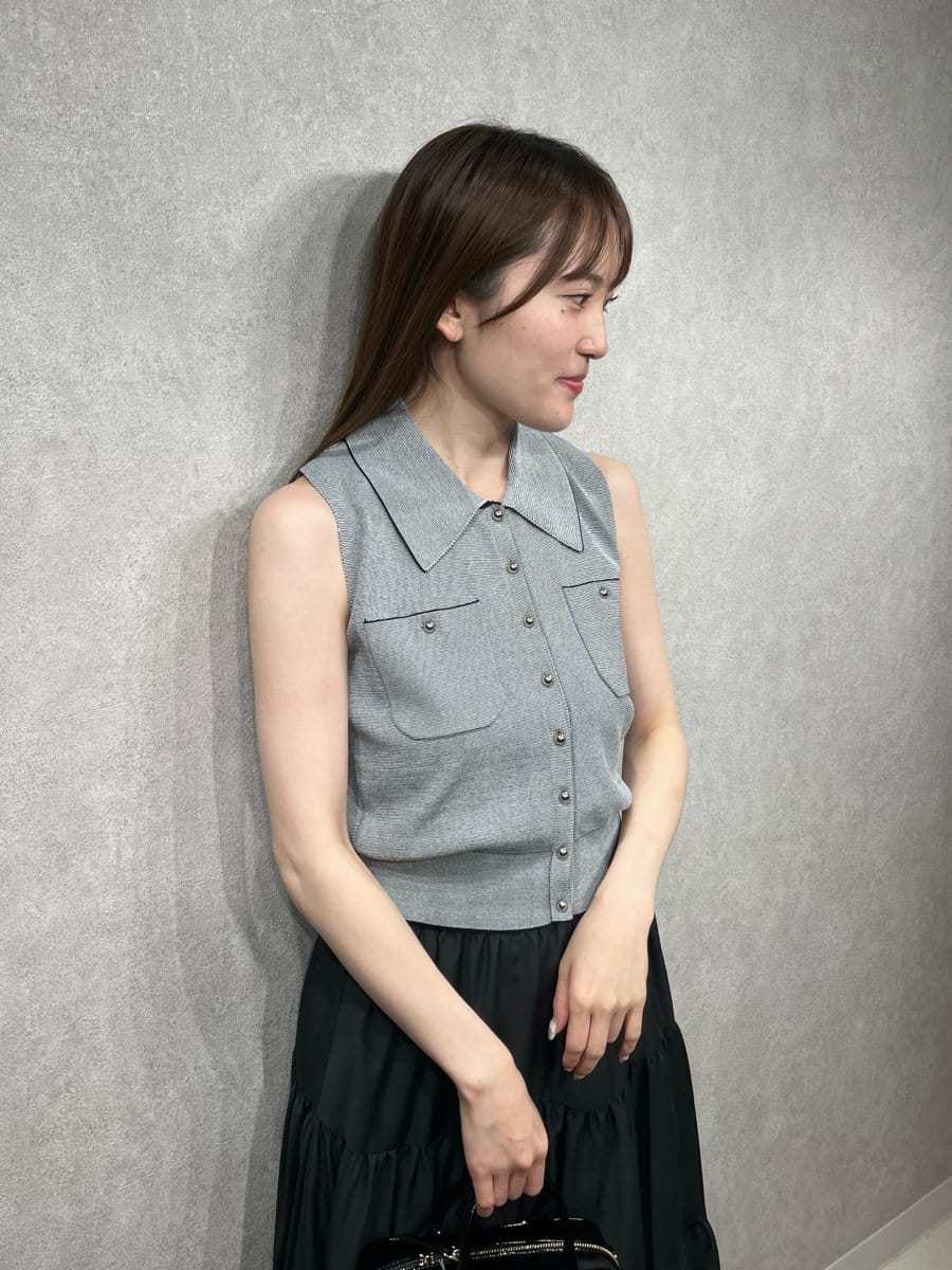 その他のワンピース、ブラック系のローファー、ブラック系のボストンバッグを着用したレディースの夏コーディネートの4枚目の写真