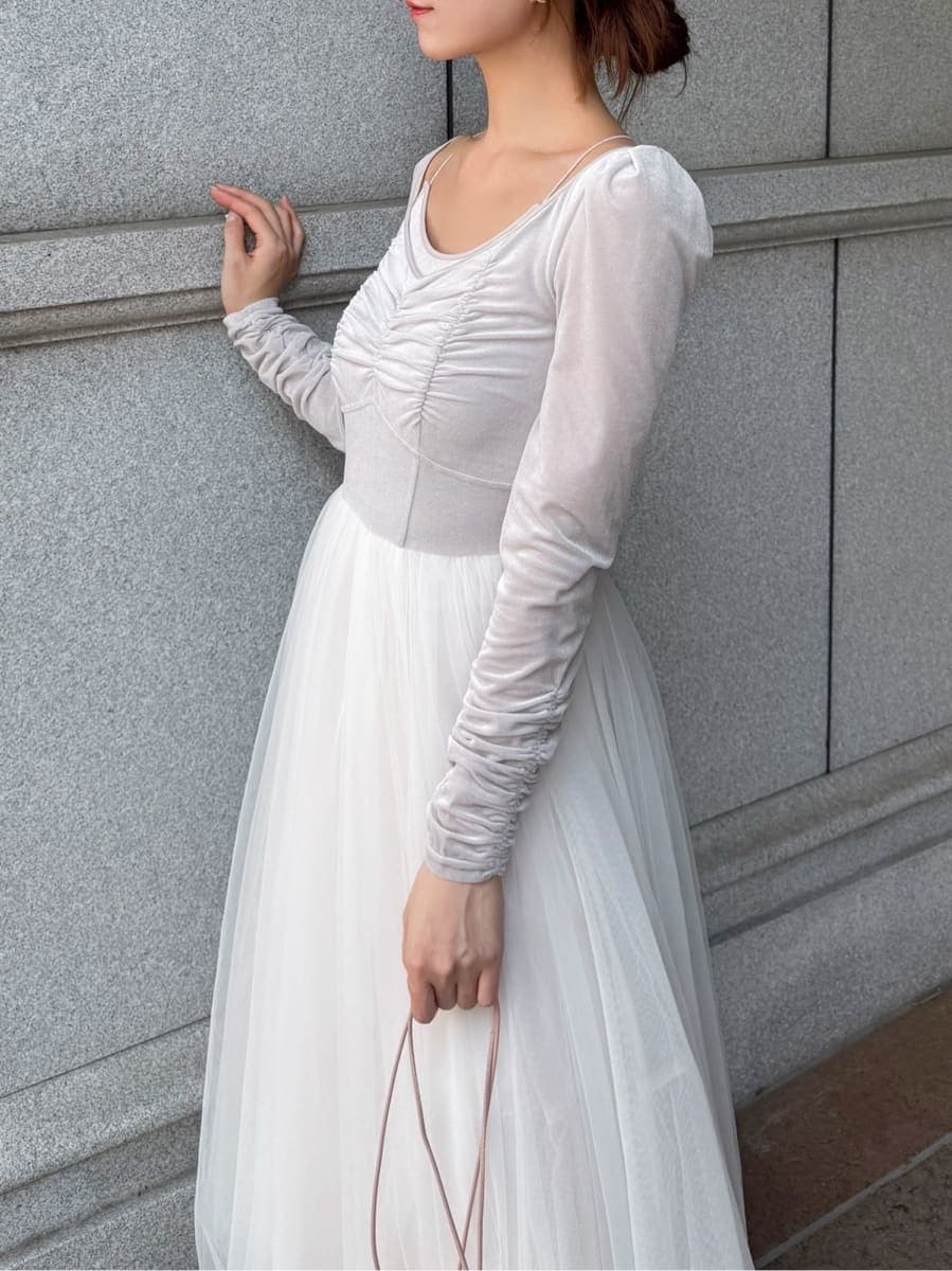 ホワイト系のワンピース、ピンク系のハンドバッグ、ブラック系のパンプスを着用したレディースの夏コーディネートの4枚目の写真