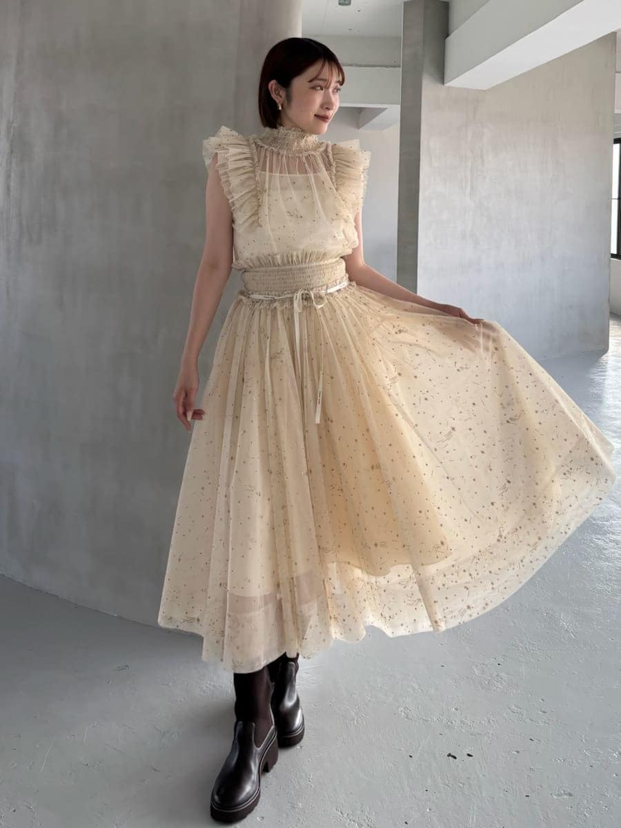 ベージュ系のシャツ/ブラウス、ベージュ系のスカートを着用したレディースの夏コーディネートの3枚目の写真