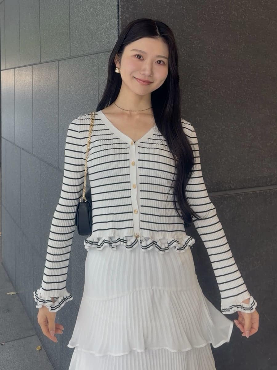 その他のカーディガン/ボレロ、ブラック系のショルダーバッグ、ブラック系のパンプスを着用したレディースの春コーディネートの4枚目の写真