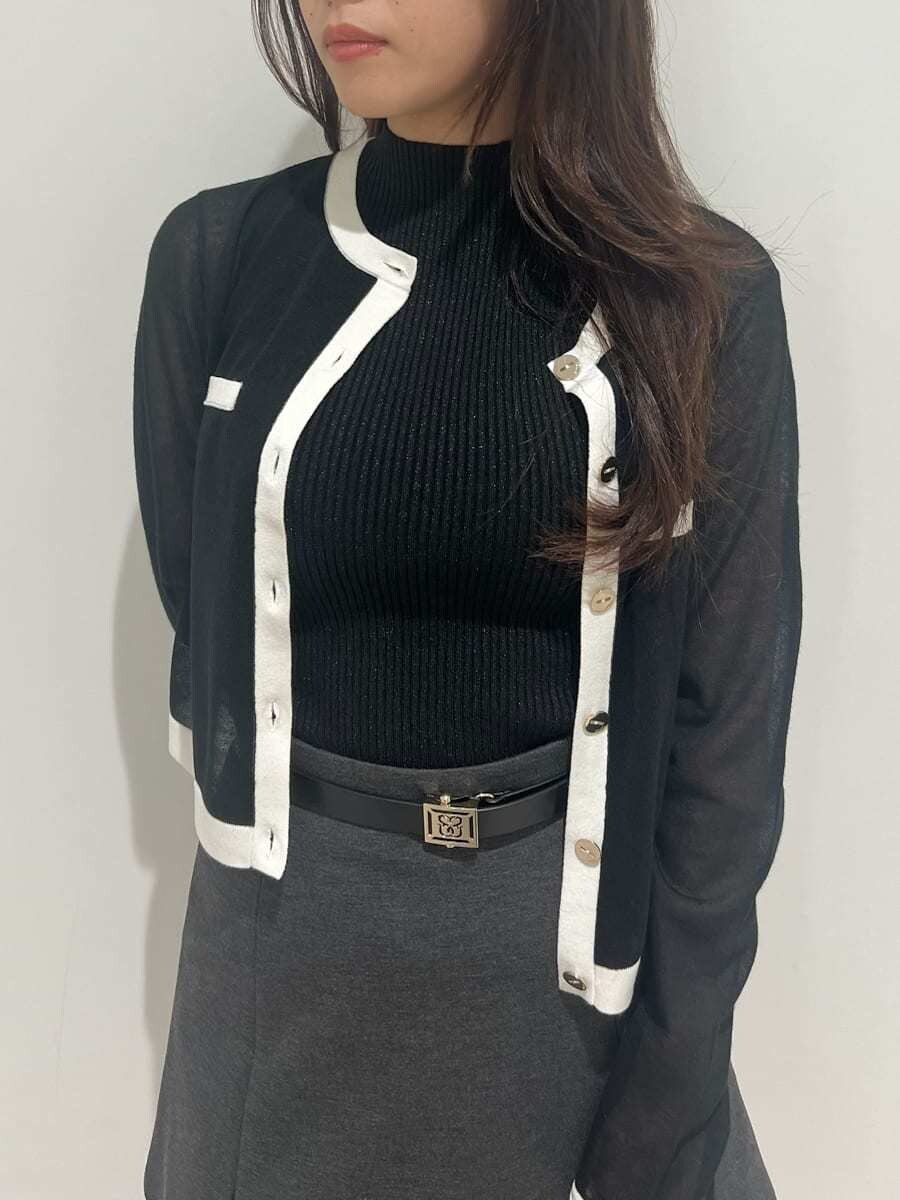 ブラック系のニット/セーター、その他のカーディガン/ボレロ、グレー系のスカートを着用したレディースの夏コーディネートの4枚目の写真