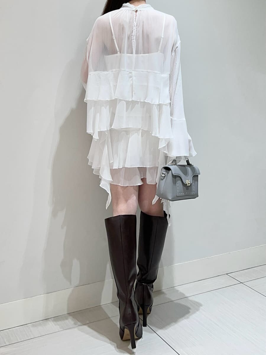 ホワイト系のシャツ/ブラウス、ホワイト系のその他パンツ、ブルー系のショルダーバッグを着用したレディースの秋コーディネートの4枚目の写真