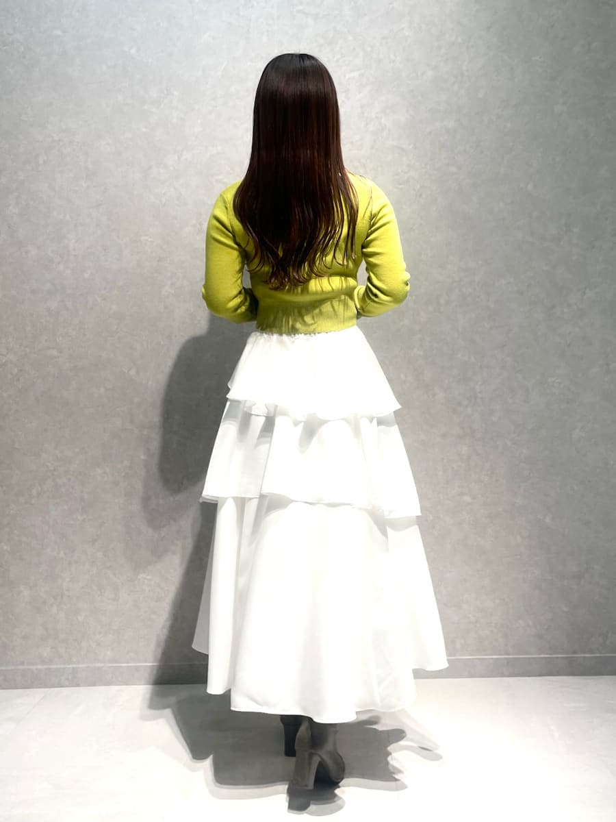 イエロー系のワンピースを着用したレディースの冬コーディネートの3枚目の写真